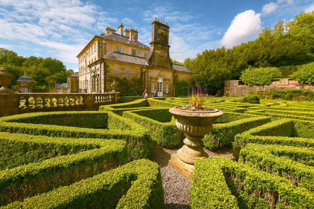 Pollok_House_Corporate_parterre_garden_0922_cec51f87450a2ec96119186dd09ecb1c